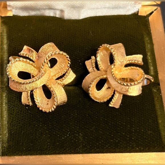 Vintage Trifari earrings - Picture 6 of 11